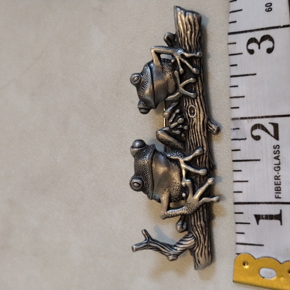J.J. frogs on a log brooch. - Picture 3 of 4